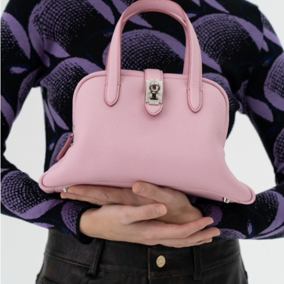 Vunque Handbags - Vunque Crossbody Pink Bag